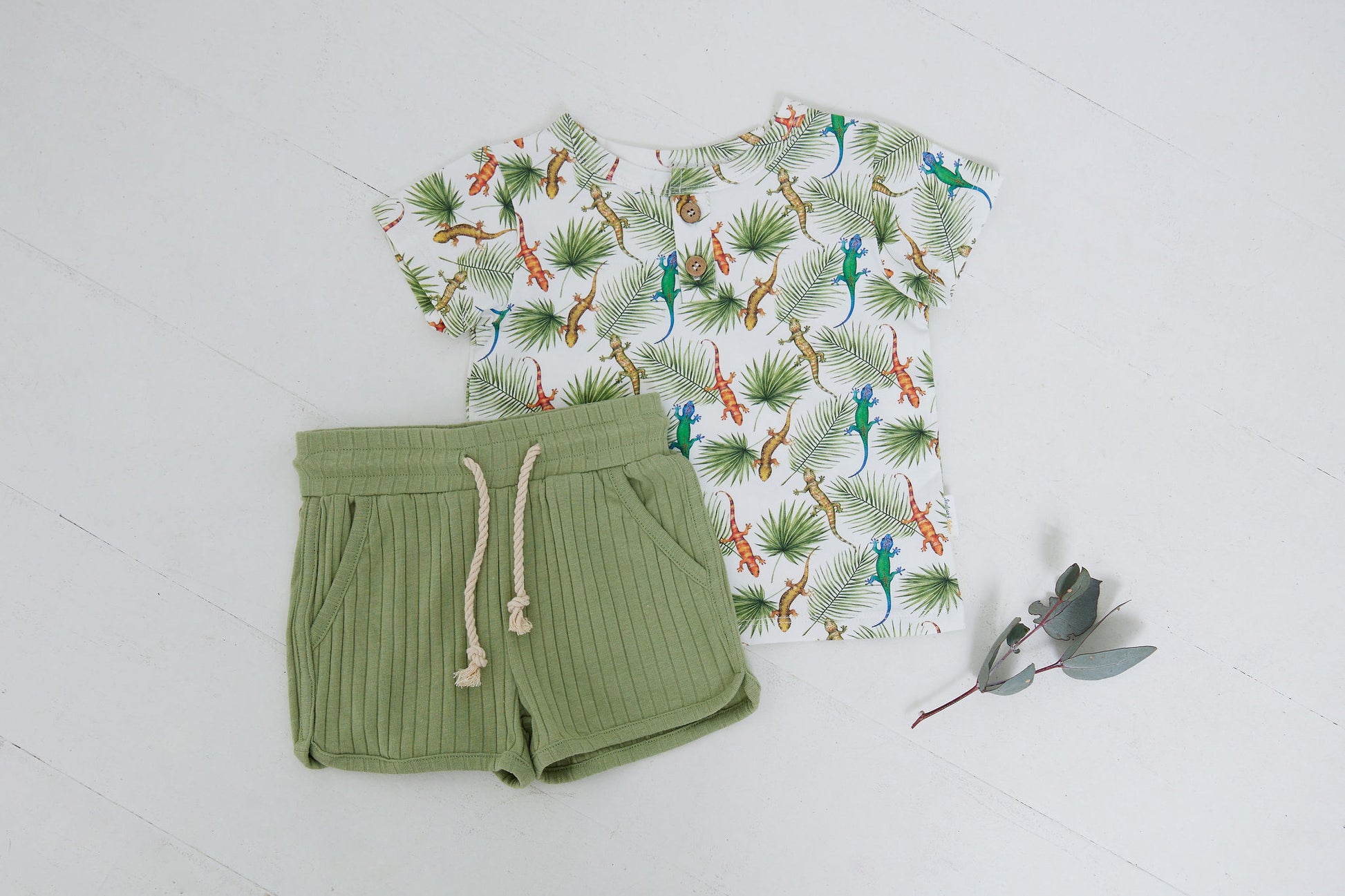 Oscar Tee - Geckos - Indigo & Lellow Store